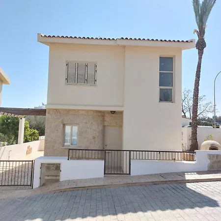 2 Bdr - Walk To Beach! Protaras