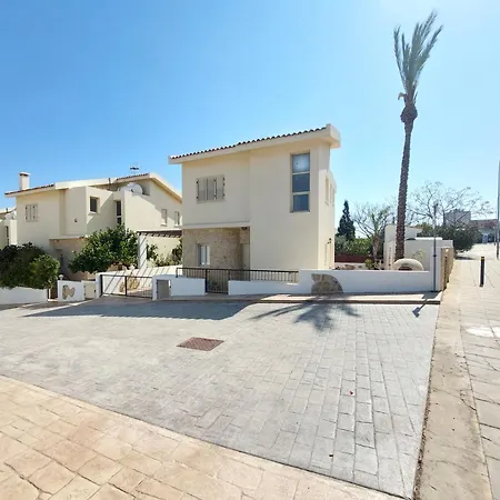 2 Bdr - Walk To Beach!