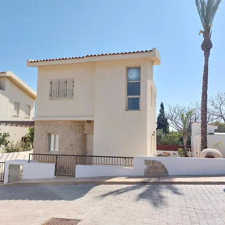 2 Bdr - Walk To Beach! Protaras