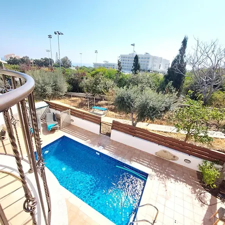 2 Bdr - Walk To Beach! Protaras